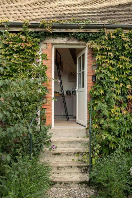 Le Parc Du Magnolia Bed and Breakfast Montbéliard Eksteriør billede